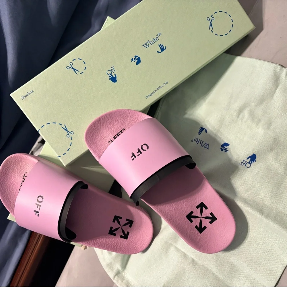 Off-white slides - Picture 1 of 1